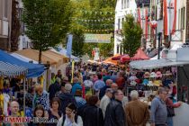 Rundgang Stadtfest Attendorn - Gehen wir weiter zur St. Johannes Baptist Kirche. Am Alter Markt war mittags schon einiges los.  • © ummeteck.de - Christian Schön